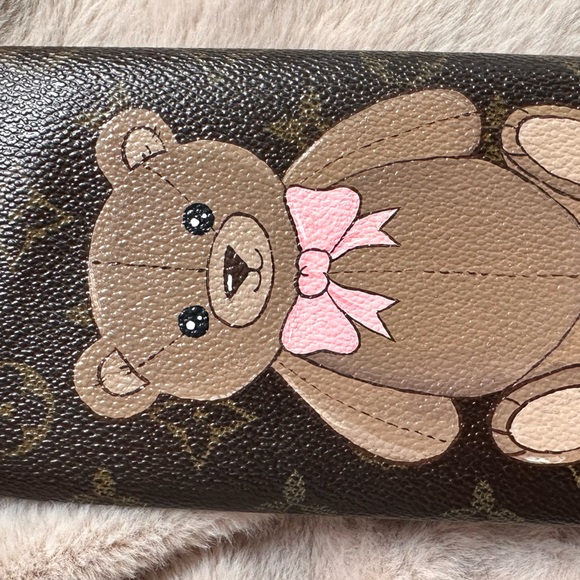🧸🎀✨Authentic Vintage Louis Vuitton Sarah Wallet with Hand Painted Teddy Bear - Picture 3 of 16